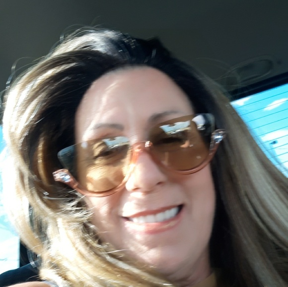 Meet your Posher, Jeanne - Picture 2 of 2